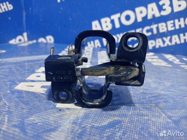 Замок капота Mercedes-Benz W211 универсал M271956