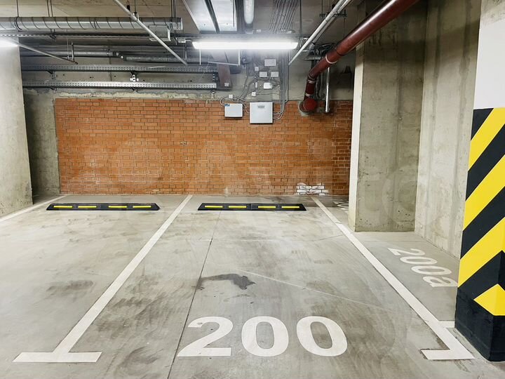 Машиноместо, > 30 м²