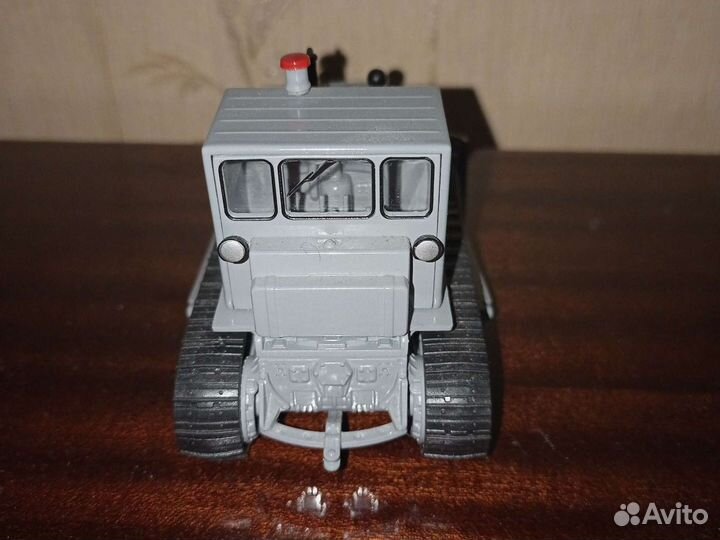 Модель трактора т100м