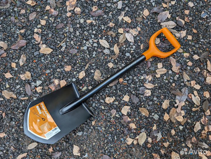 Штыковая укороченная лопата Fiskars SolidTM