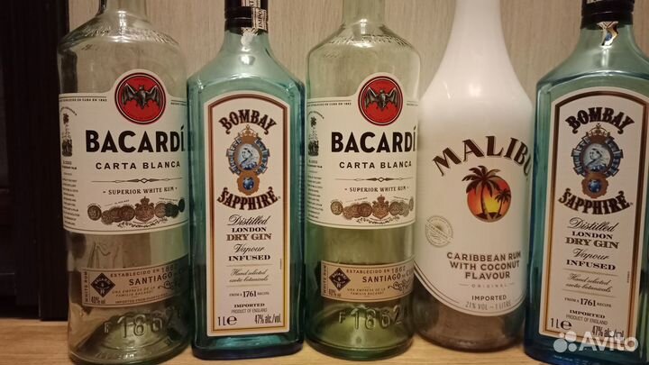 Бутылки - виски, ром, ликер, вино