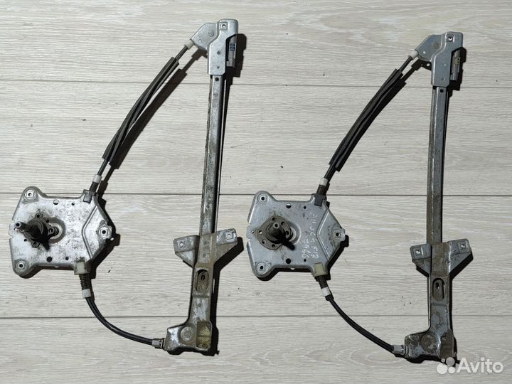 Передний правый ручной стеклоподъемник Audi 100 c4