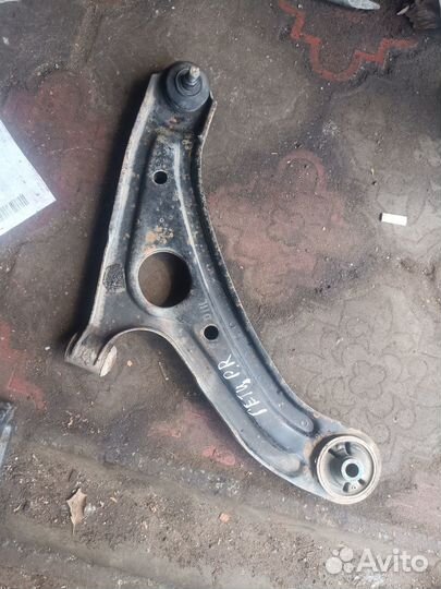 Передний правый рычаг Hyundai Getz