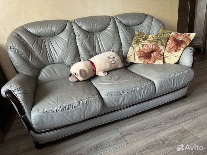 Кожаный диван