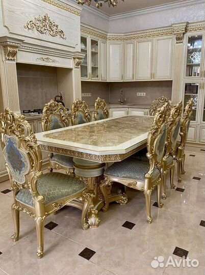 Большой обеденный стол и стулья