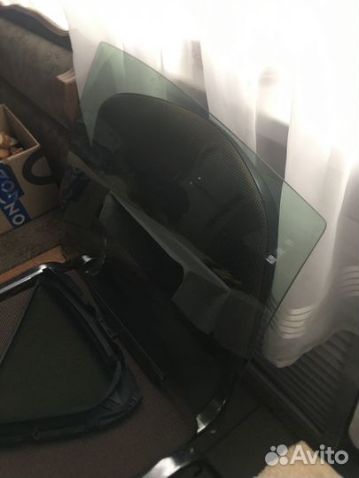 Заднее левое стекло на тойоту Аква