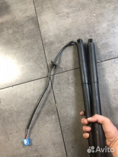 Амортизатопы богажника Мерседес 166 кузов