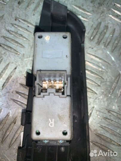 Кнопка стеклоподъемника переднего правого Great