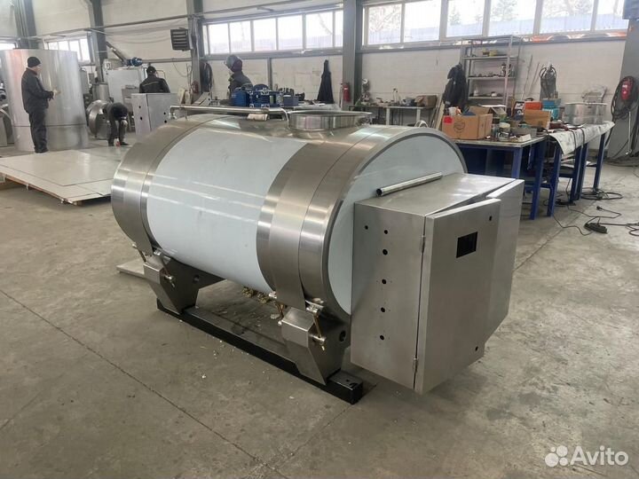 Емкость-термос для перевозки молока. Молоковоз