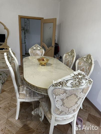 Стол обеденный и стулья