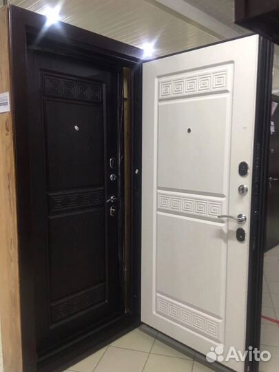 Дверь входная с зеркалом и без зеркала