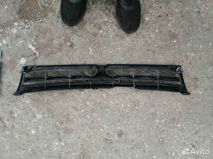 Решетка радиатора Toyota Carina AT190