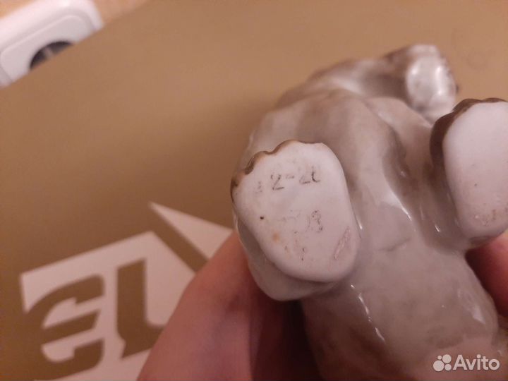 Фарфоровая статуэтка собака