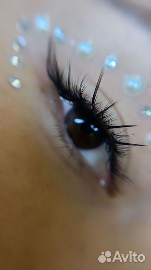 Модель на ресницы