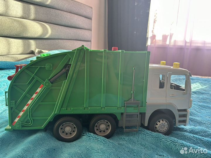 Игрушечный автомобиль