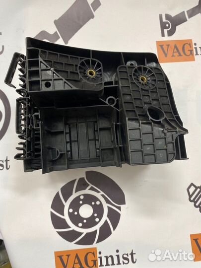 Коммутационный блок моторного отсека в сборе Vw