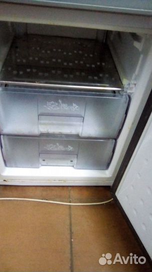Холодильник веко стального цвета