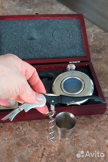 Набор для мужчин:зажигалка,штопор,фляжка,стопка