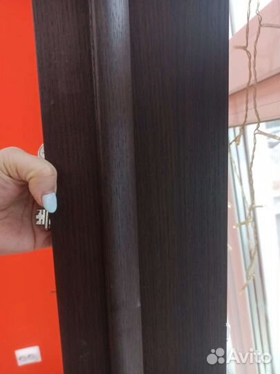 Межкомнатная дверь с замком и петлями 60 см