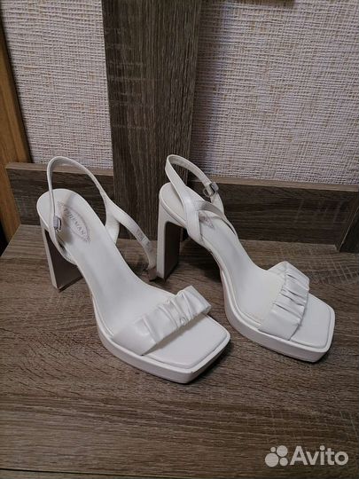 Босоножки женские 39-40 размер на каблуке