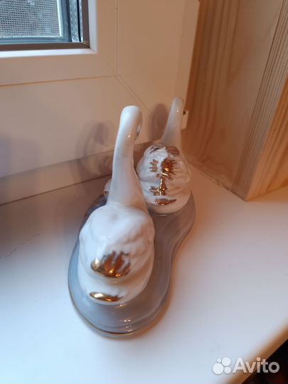 Статуэтка фарфор лебеди