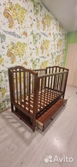 Детская кроватка с маятником и ящиком