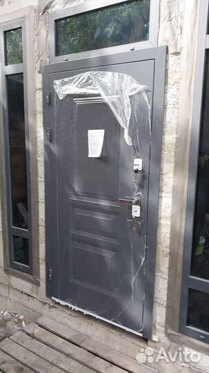 Новые входные двери с термо разрывом в частный дом