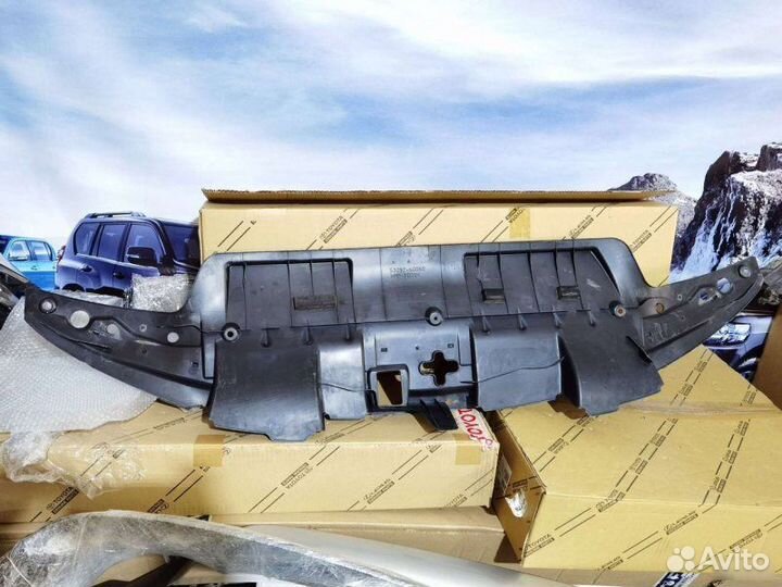 Накладка замка капота Toyota Land Cruiser 200