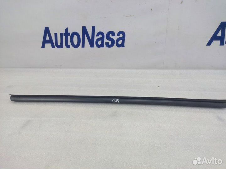 Уплотнитель стекла двери передний левый Skoda