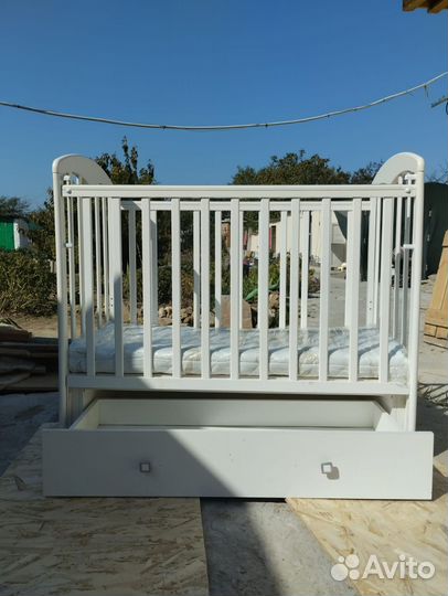 Детская кроватка с маятником и ящиком