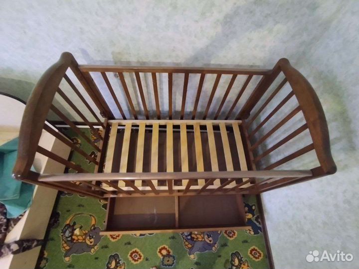 Детская кроватка с маятником