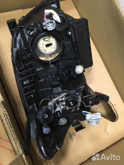 Фара левая ксенон toyota avensis 81170-05212