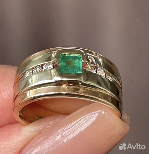 Золотое кольцо с бриллиантами и изумрудом