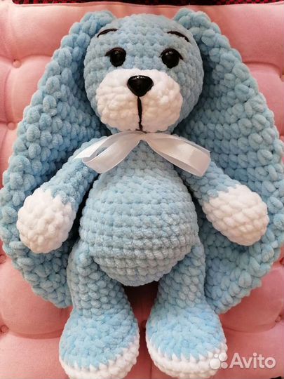 Плюшевый заяц вязаный