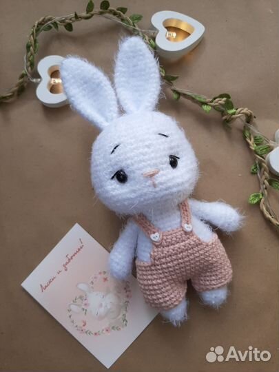 Игрушка заяц вязаный