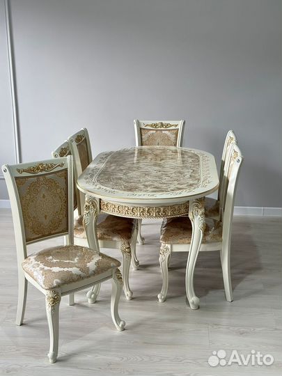 Стол и стулья