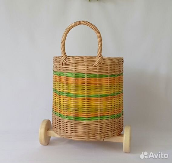 Плетеная тележка. Плетеная корзина для детских игр