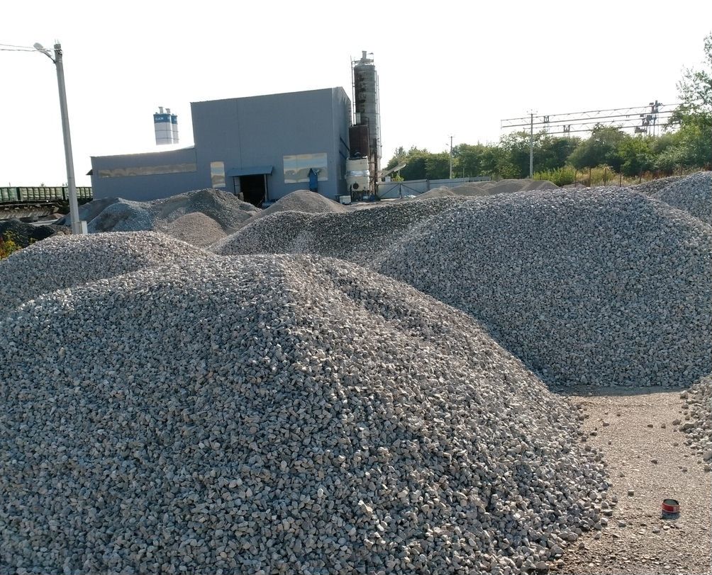 Щебень с доставкой курск. Куча щебня. Пгс фракция 5-20. Гранитный щебень. Дорога из вторичного щебня.