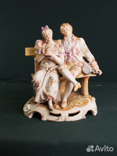 Фарфоровая статуэтка 