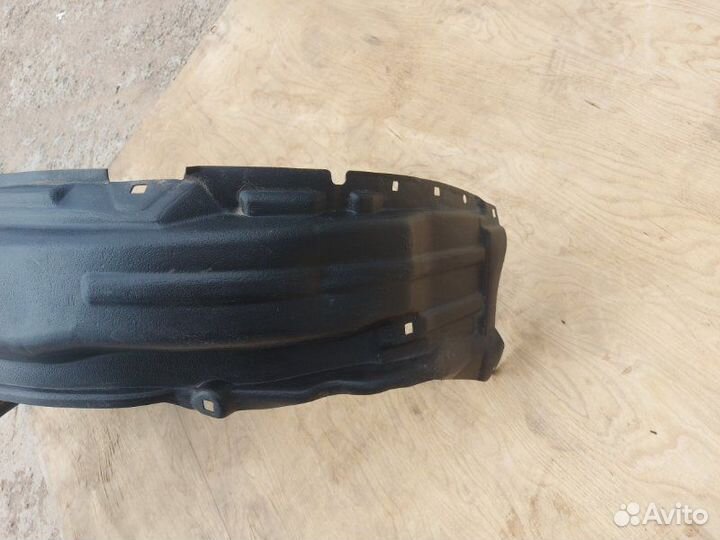 Подкрылок передний правый Toyota Land Cruiser