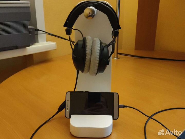 Стойка для наушников и телефона