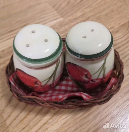 Набор: солонка и перечница в плетеной корзинке