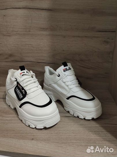 Кроссовки женские