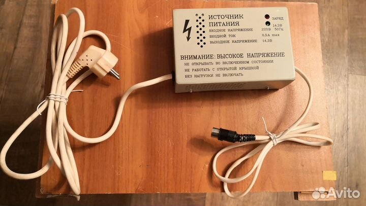 Блок питания Вход-220в; выход-14.3в