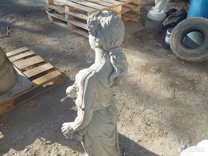 Декоротивная статуя девушка с фруктами