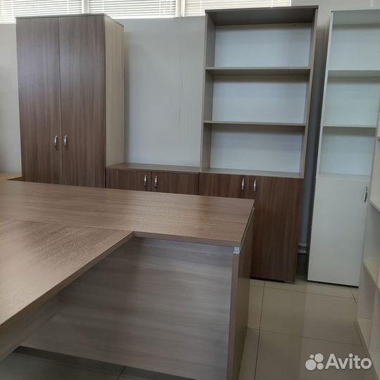 Шкафы и столы в офис