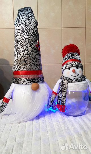 Новогодний гном и снеговик пара