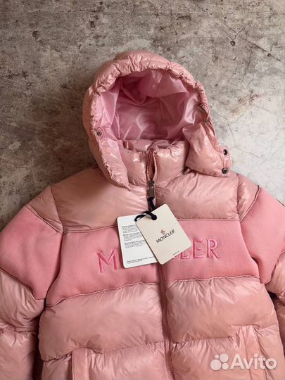 Пуховики Moncler розовые 2025