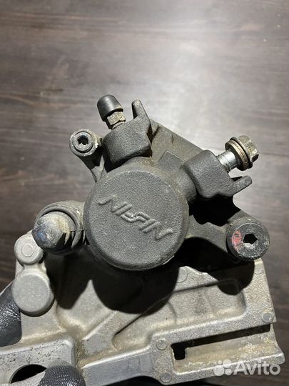 Задний тормозной суппорт для Suzuki GSR 750