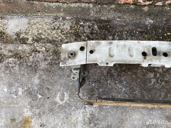 Усилитель переднего бампера Ford Focus 2 белый